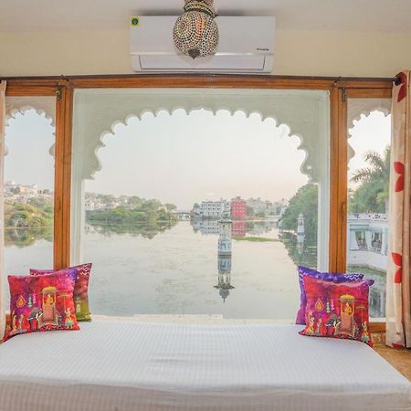Natural Lake View Hotel Удайпур Екстериор снимка