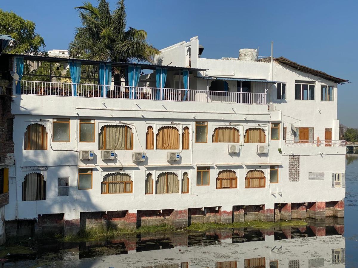 Natural Lake View Hotel Удайпур Екстериор снимка