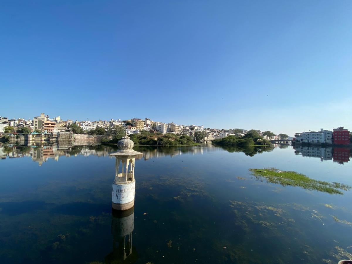 Natural Lake View Hotel Удайпур Екстериор снимка