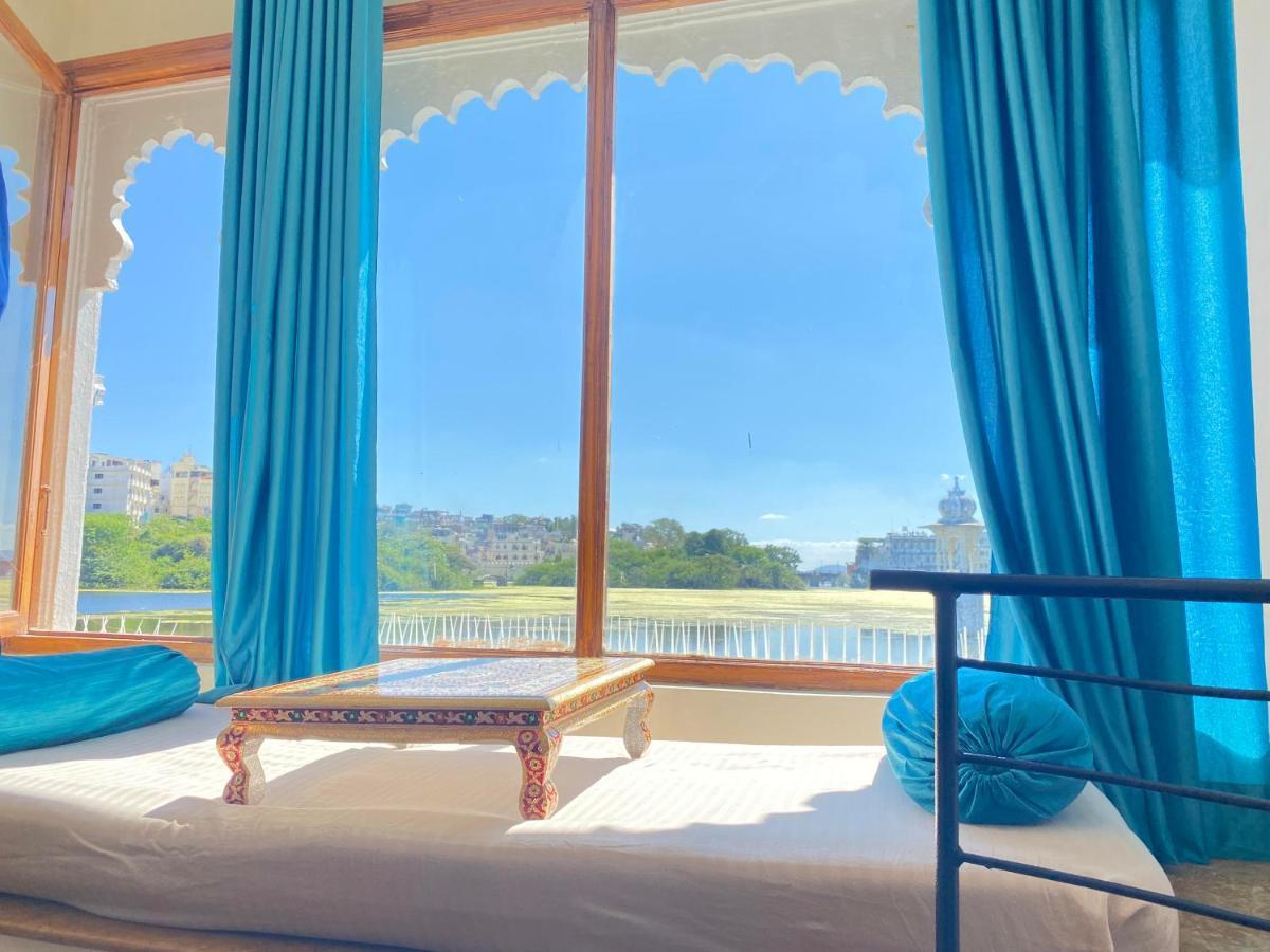 Natural Lake View Hotel Удайпур Екстериор снимка