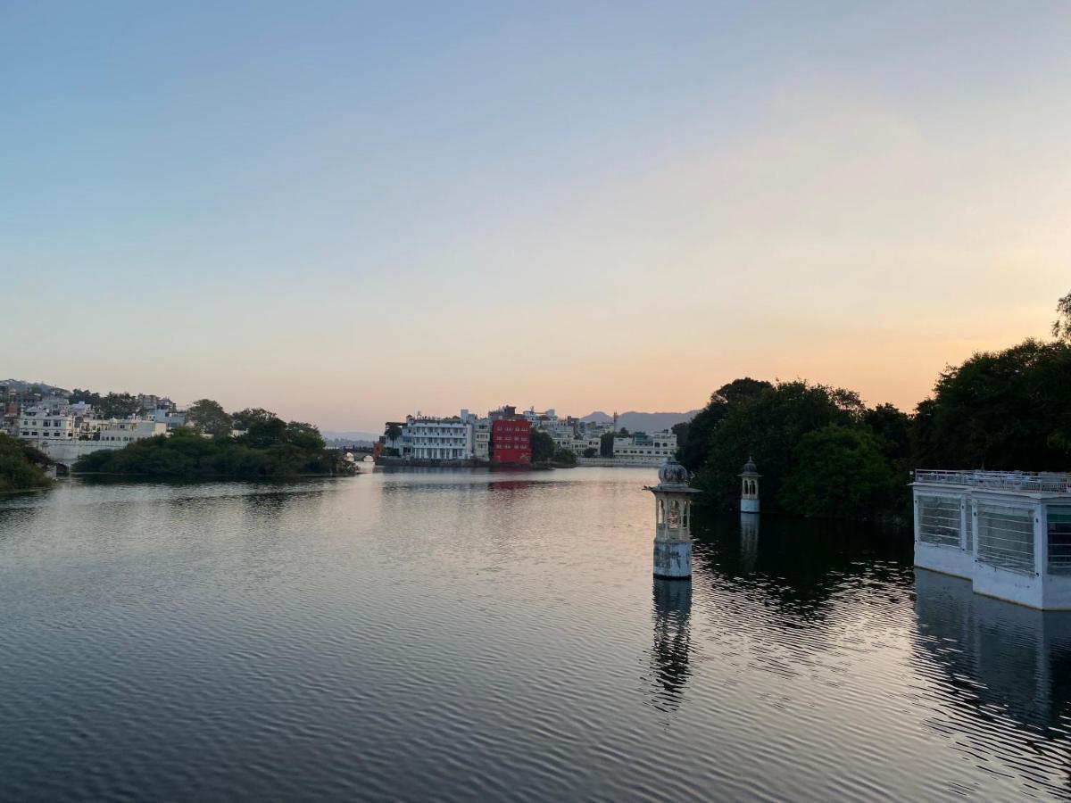 Natural Lake View Hotel Удайпур Екстериор снимка