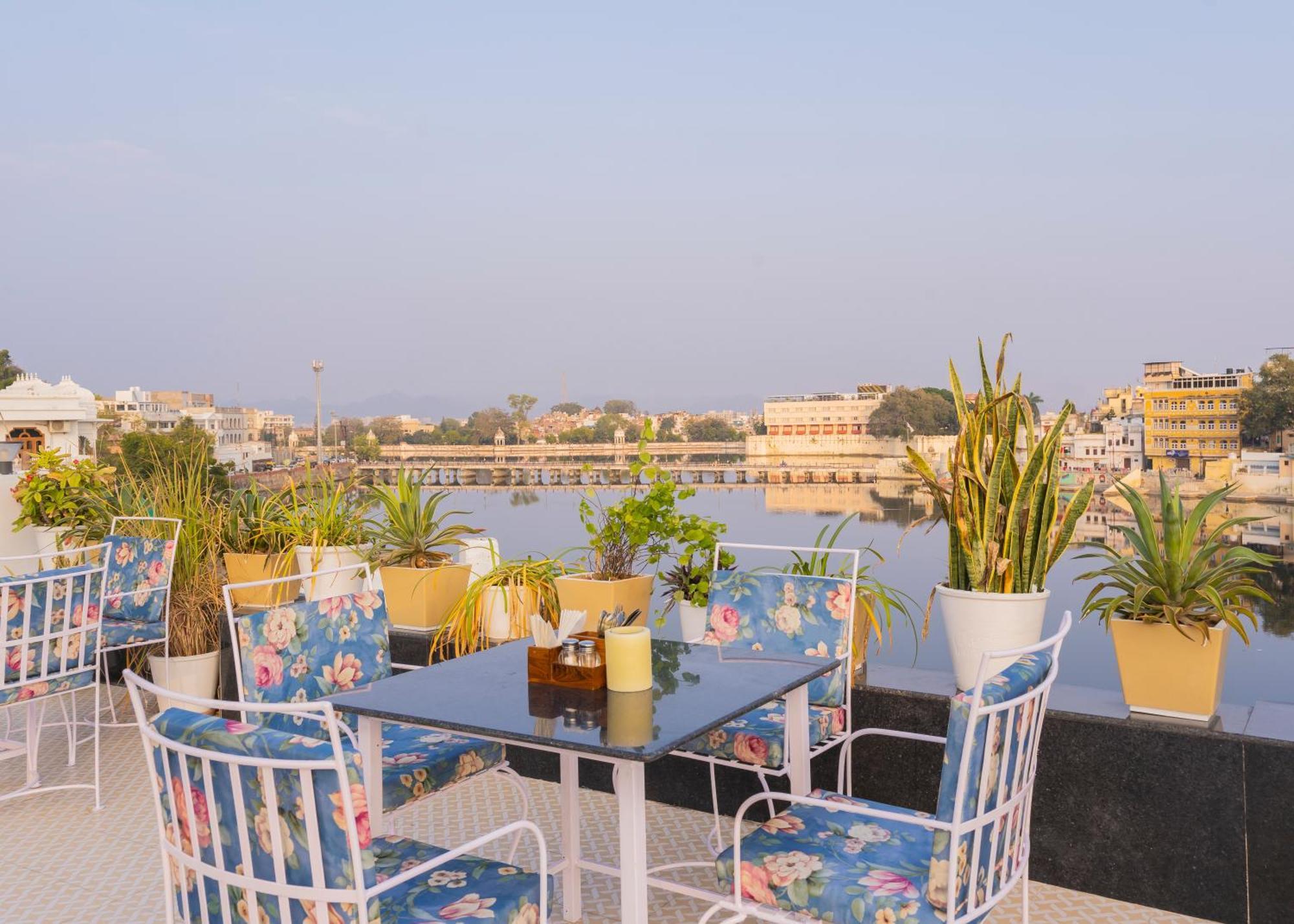 Natural Lake View Hotel Удайпур Екстериор снимка
