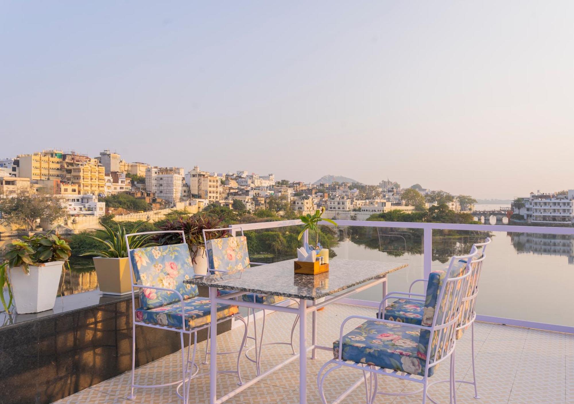 Natural Lake View Hotel Удайпур Екстериор снимка