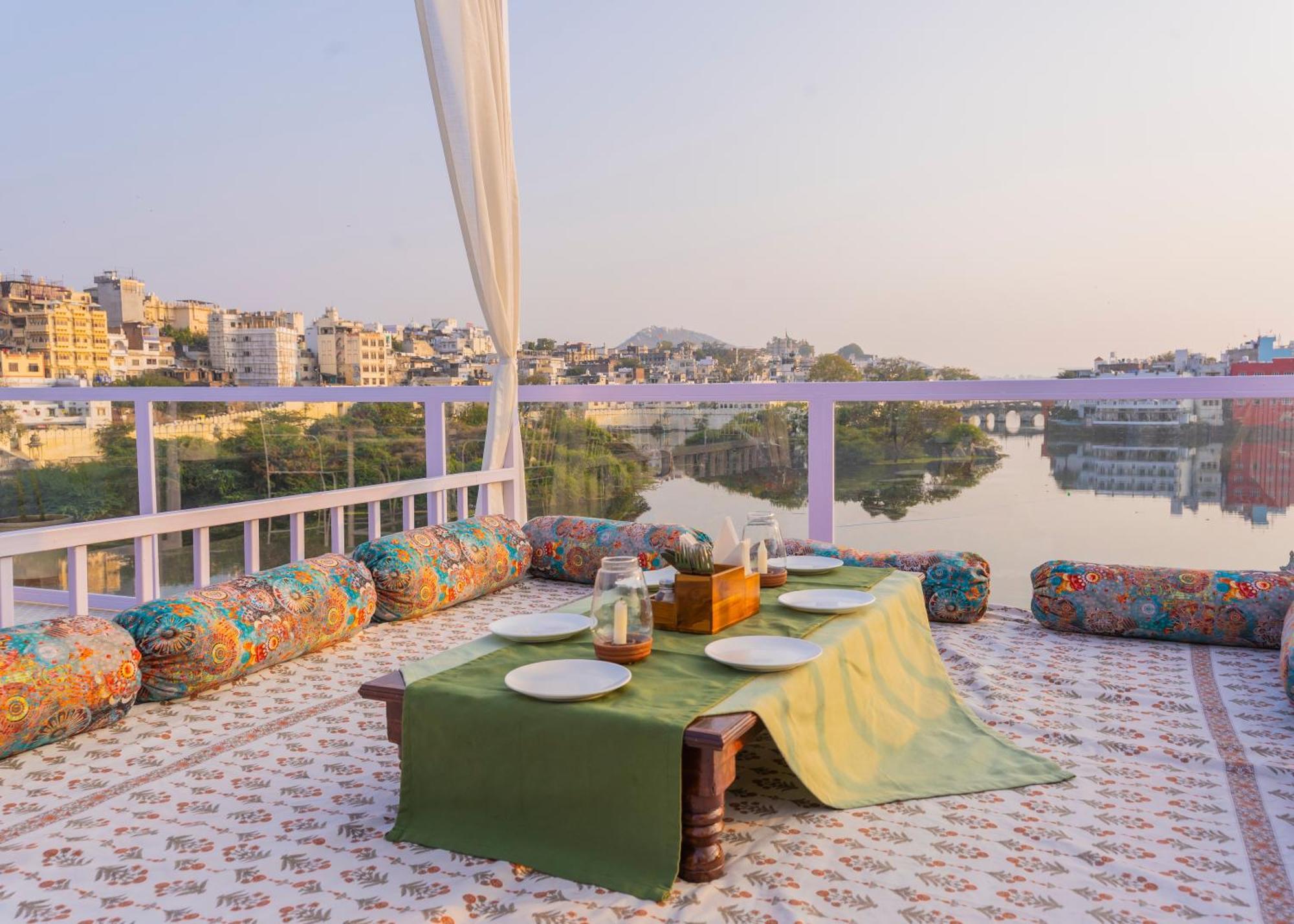Natural Lake View Hotel Удайпур Екстериор снимка