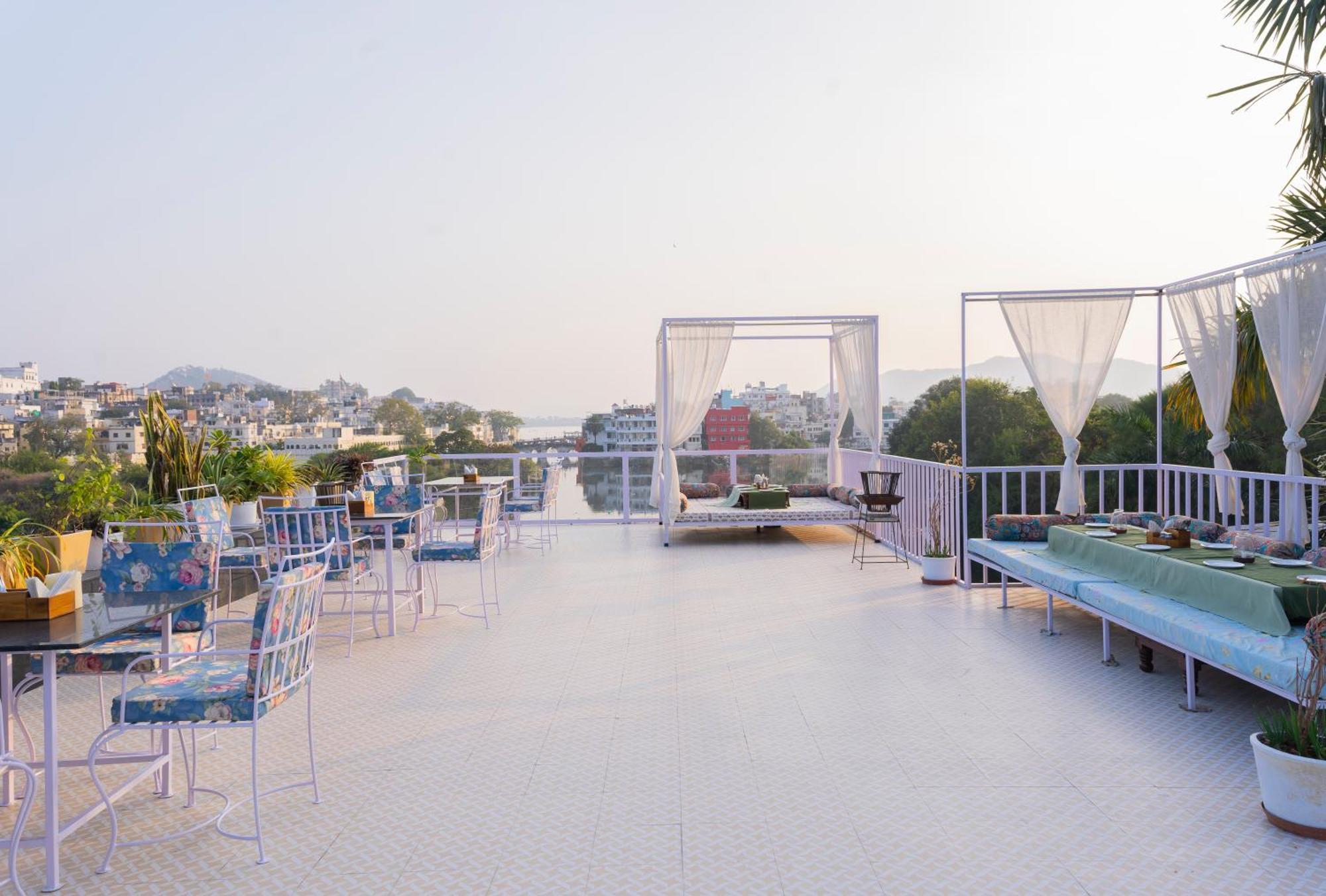 Natural Lake View Hotel Удайпур Екстериор снимка