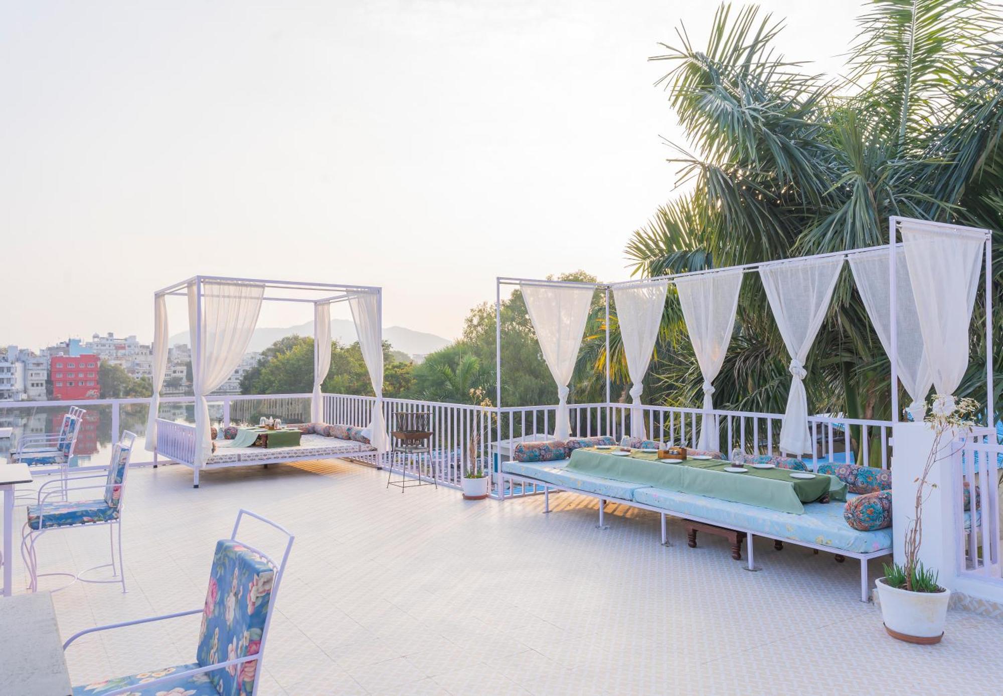 Natural Lake View Hotel Удайпур Екстериор снимка