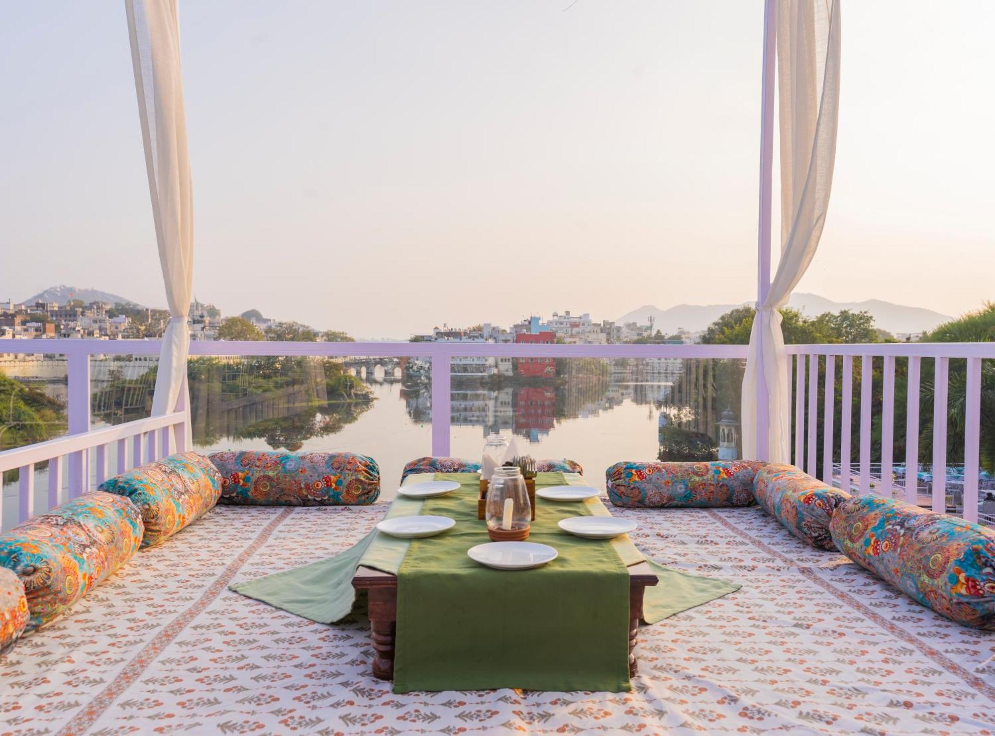 Natural Lake View Hotel Удайпур Екстериор снимка