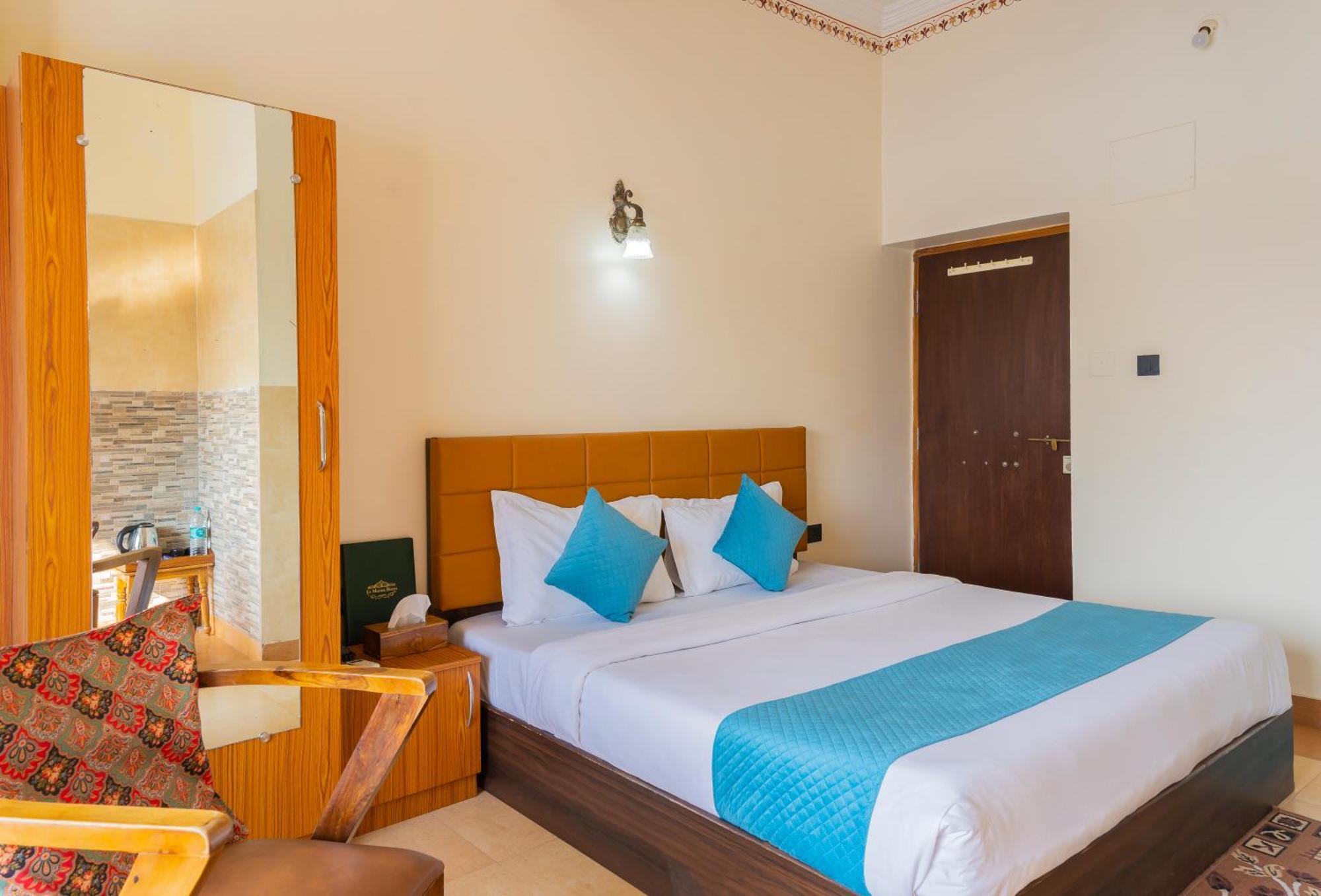 Natural Lake View Hotel Удайпур Екстериор снимка