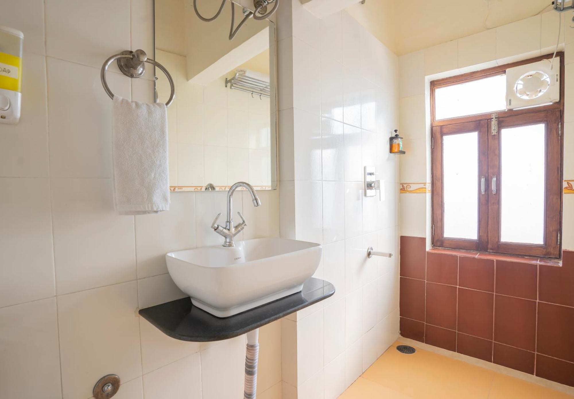 Natural Lake View Hotel Удайпур Екстериор снимка