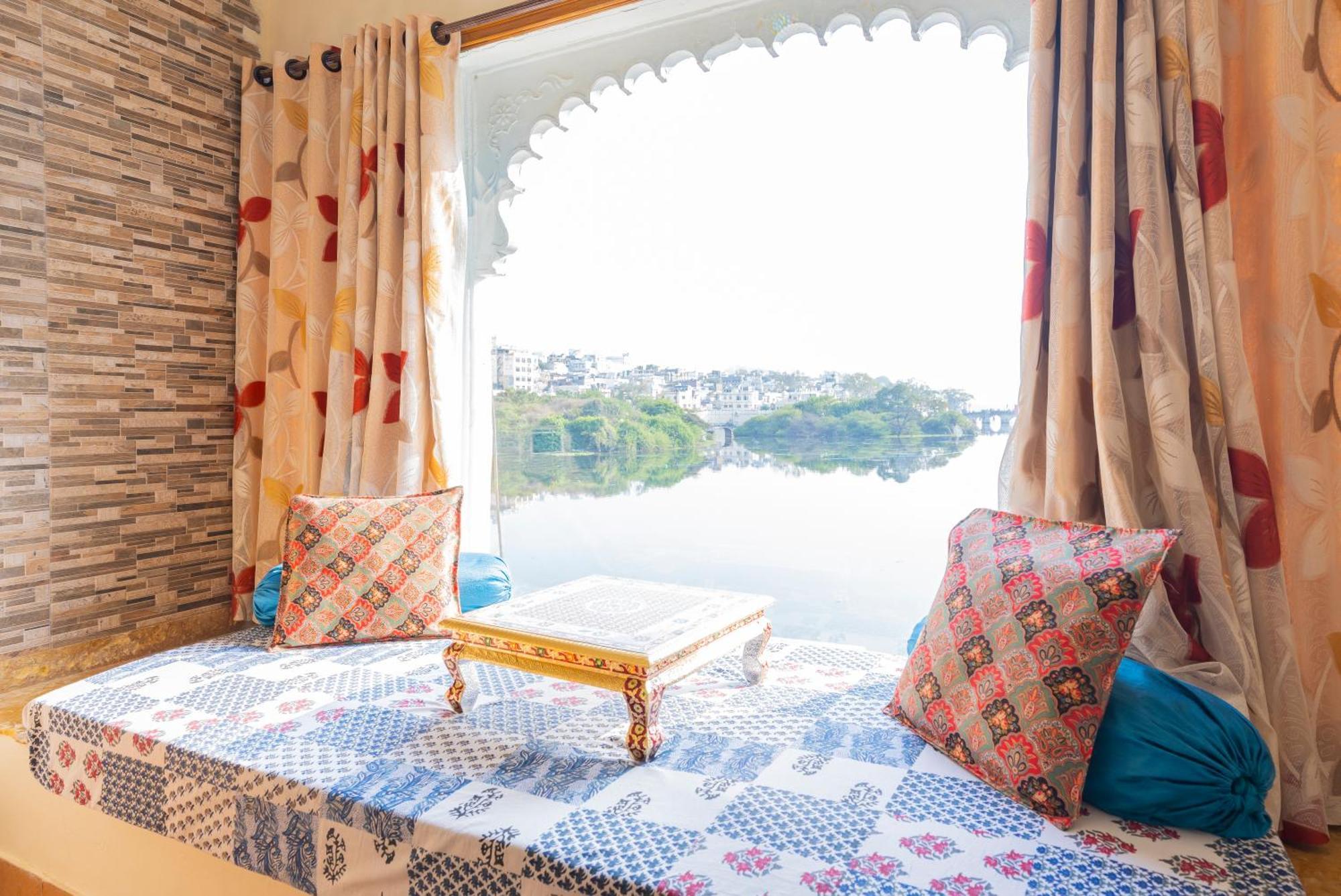 Natural Lake View Hotel Удайпур Екстериор снимка