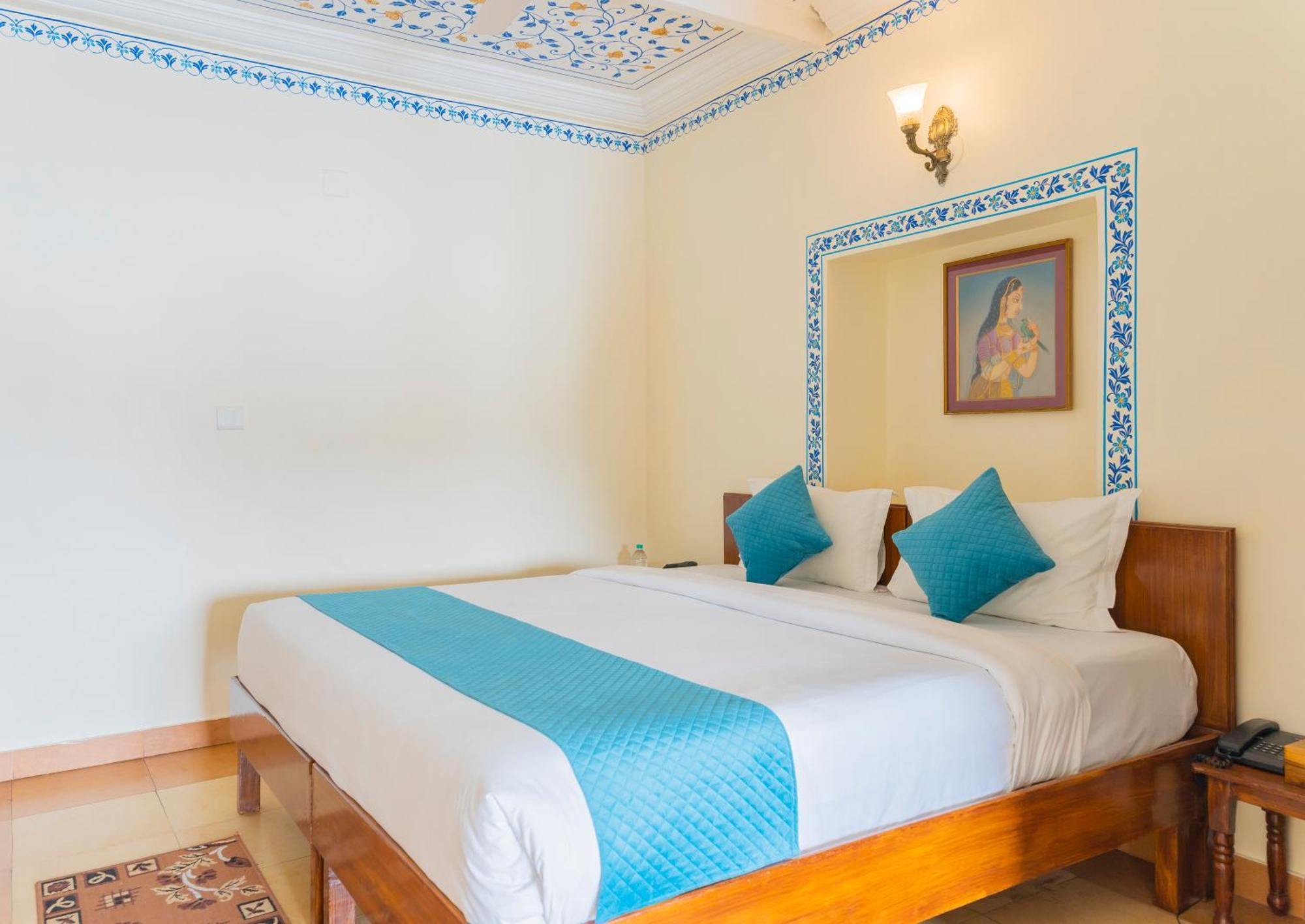Natural Lake View Hotel Удайпур Екстериор снимка