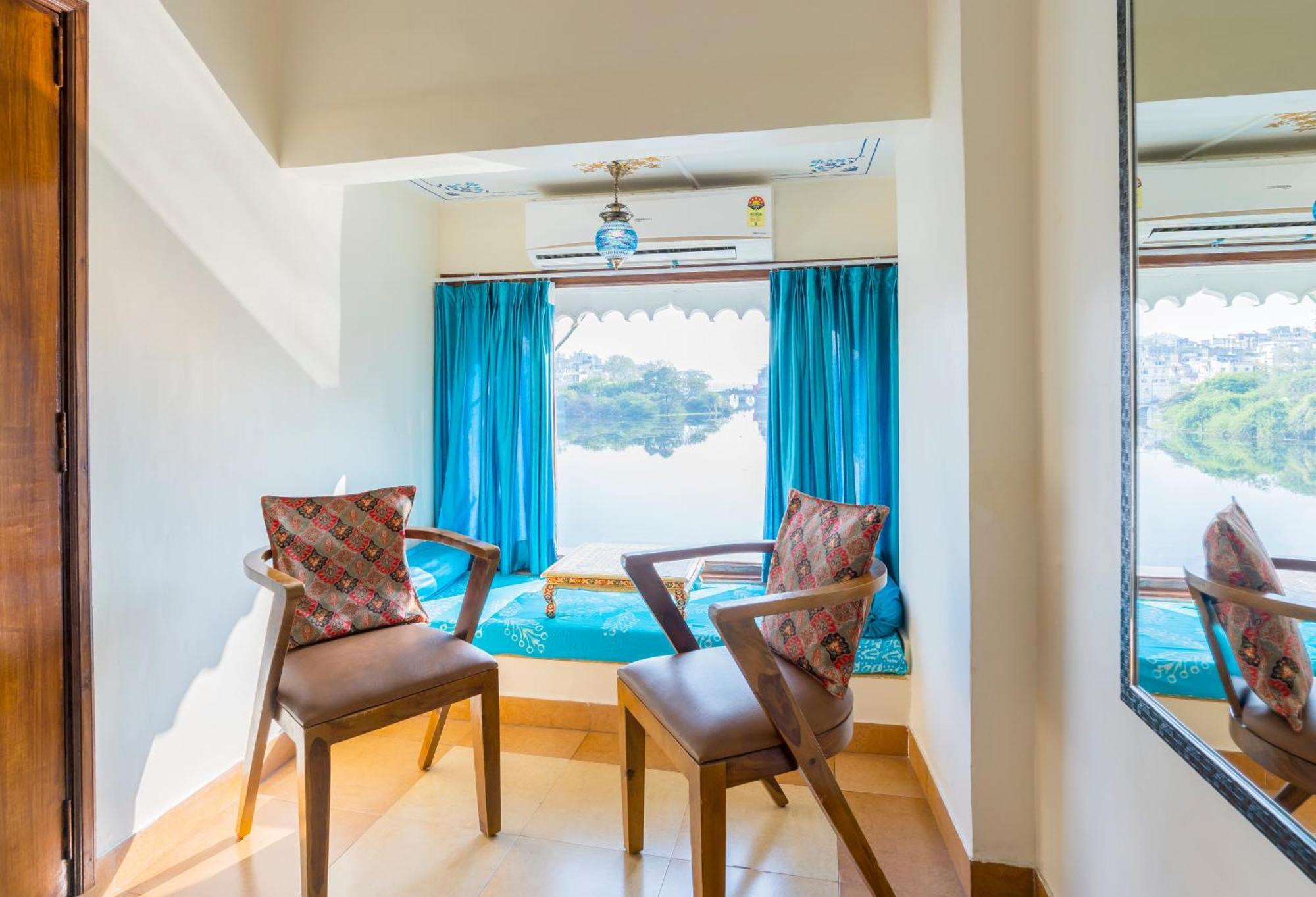 Natural Lake View Hotel Удайпур Екстериор снимка