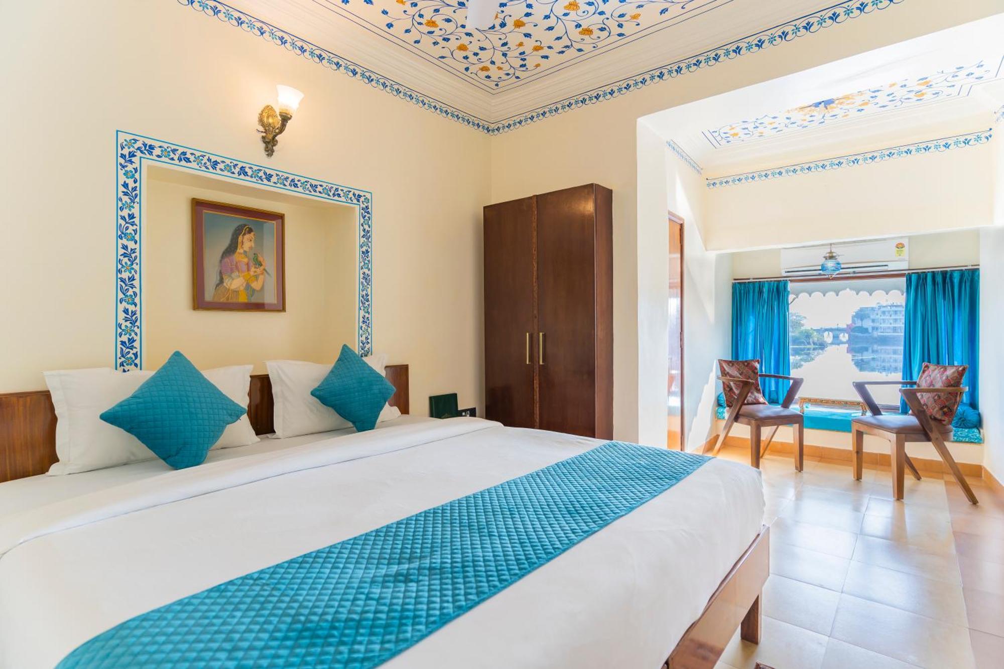 Natural Lake View Hotel Удайпур Екстериор снимка