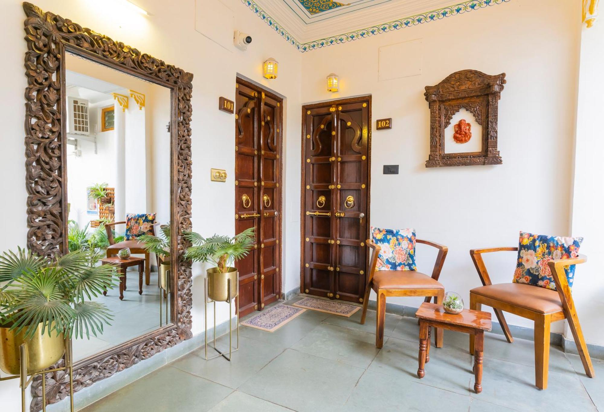 Natural Lake View Hotel Удайпур Екстериор снимка