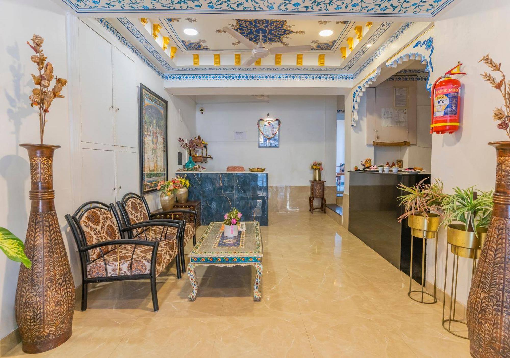Natural Lake View Hotel Удайпур Екстериор снимка
