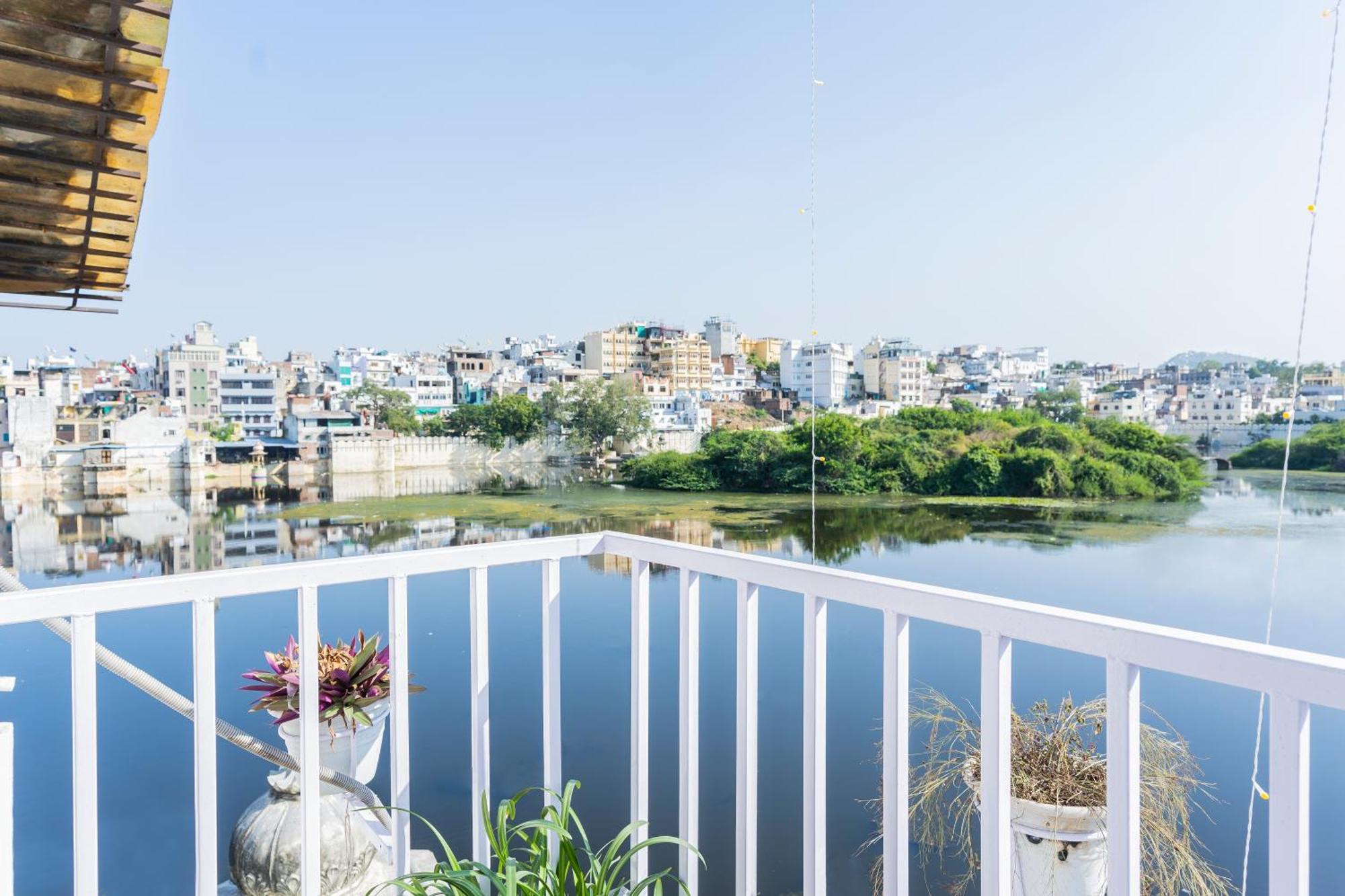 Natural Lake View Hotel Удайпур Екстериор снимка