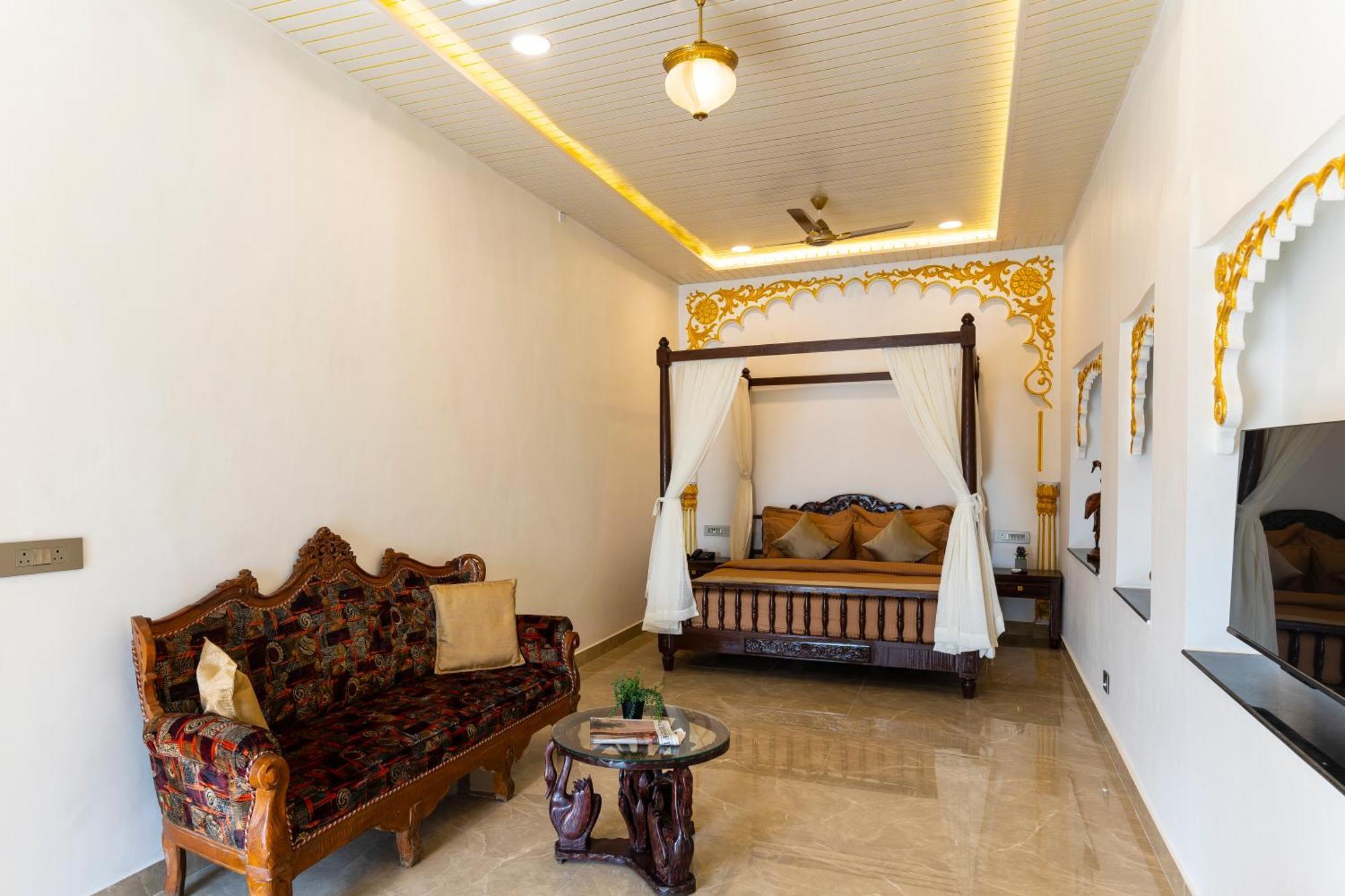 Natural Lake View Hotel Удайпур Екстериор снимка