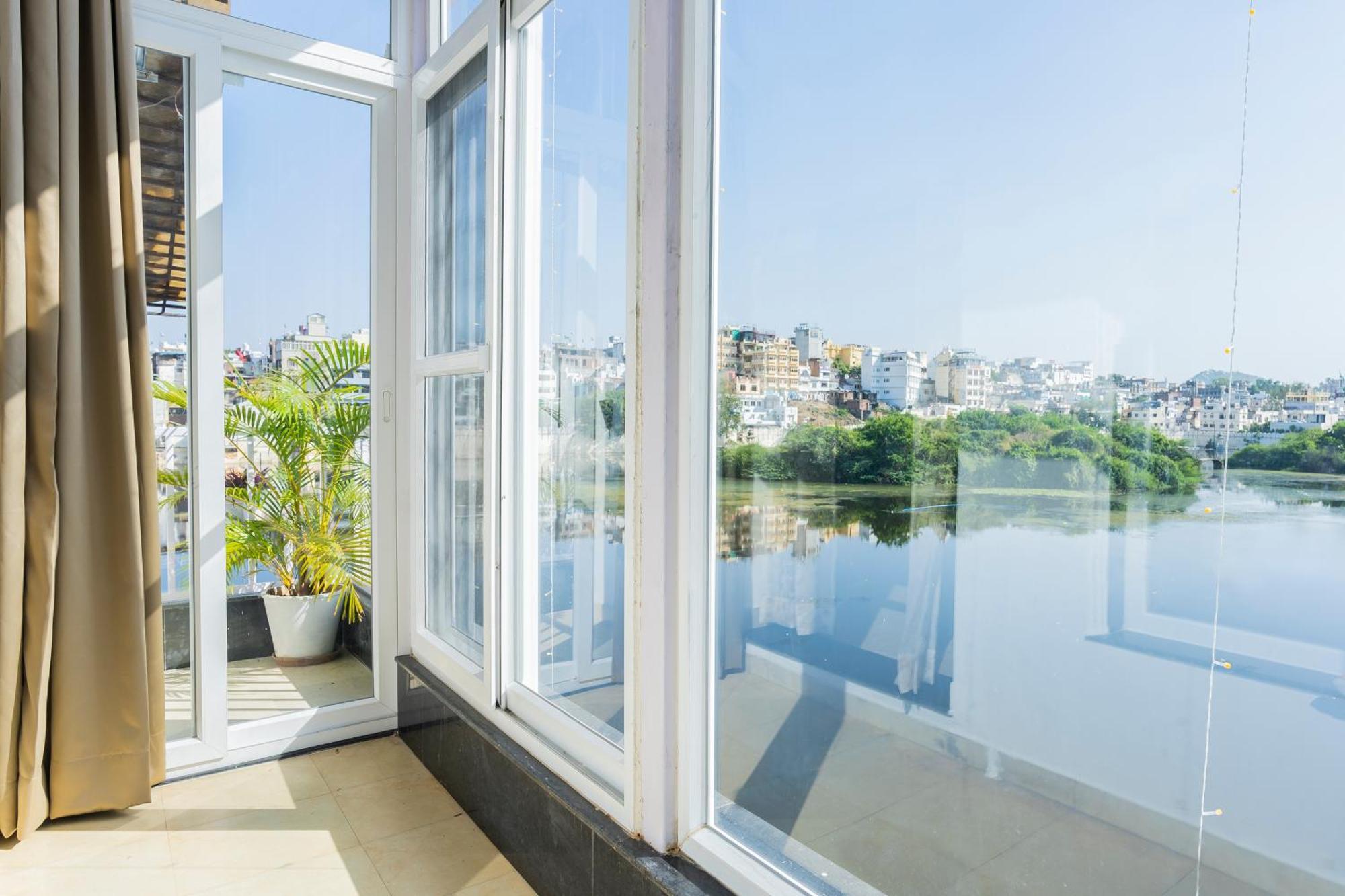 Natural Lake View Hotel Удайпур Екстериор снимка