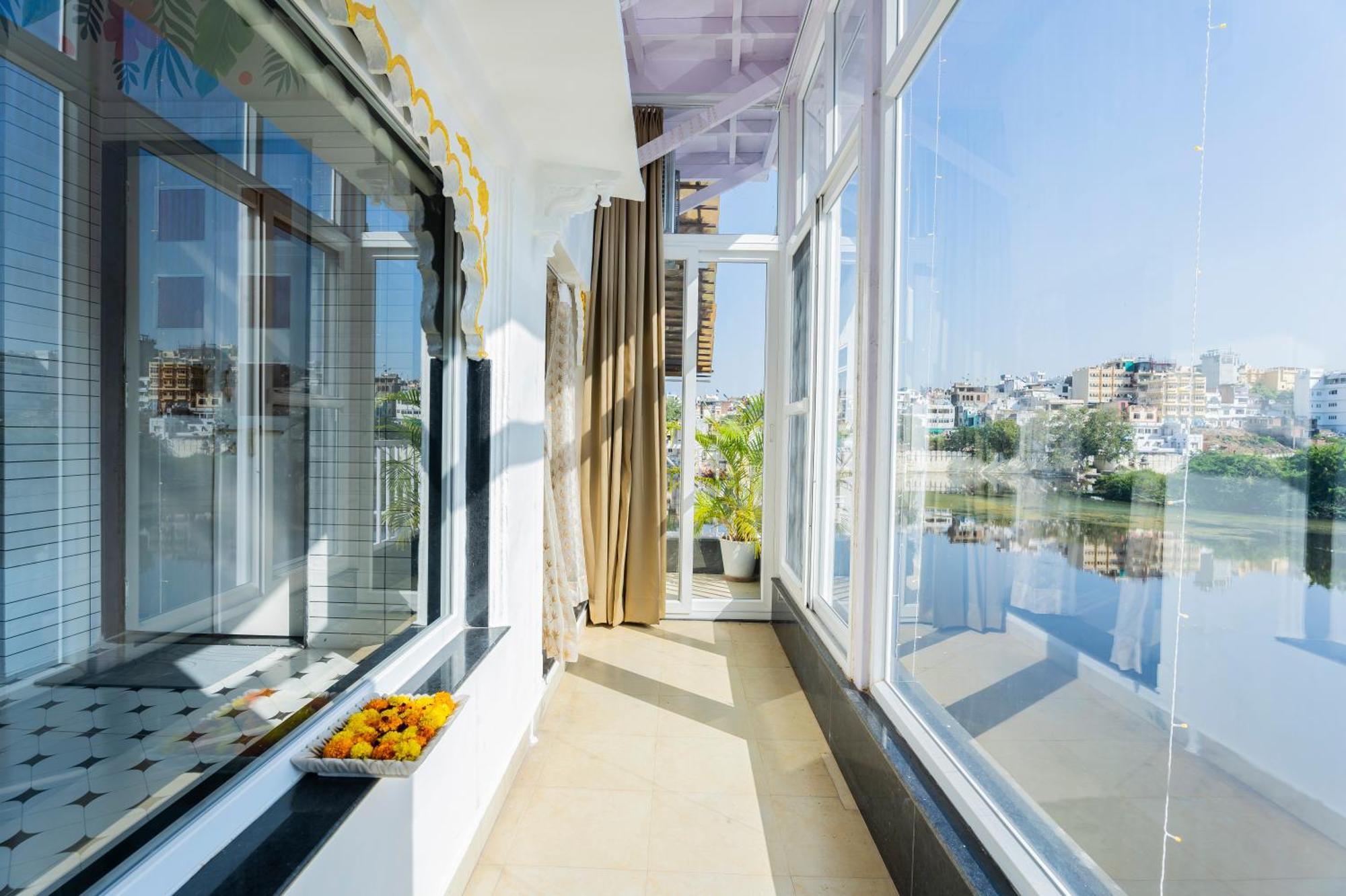 Natural Lake View Hotel Удайпур Екстериор снимка
