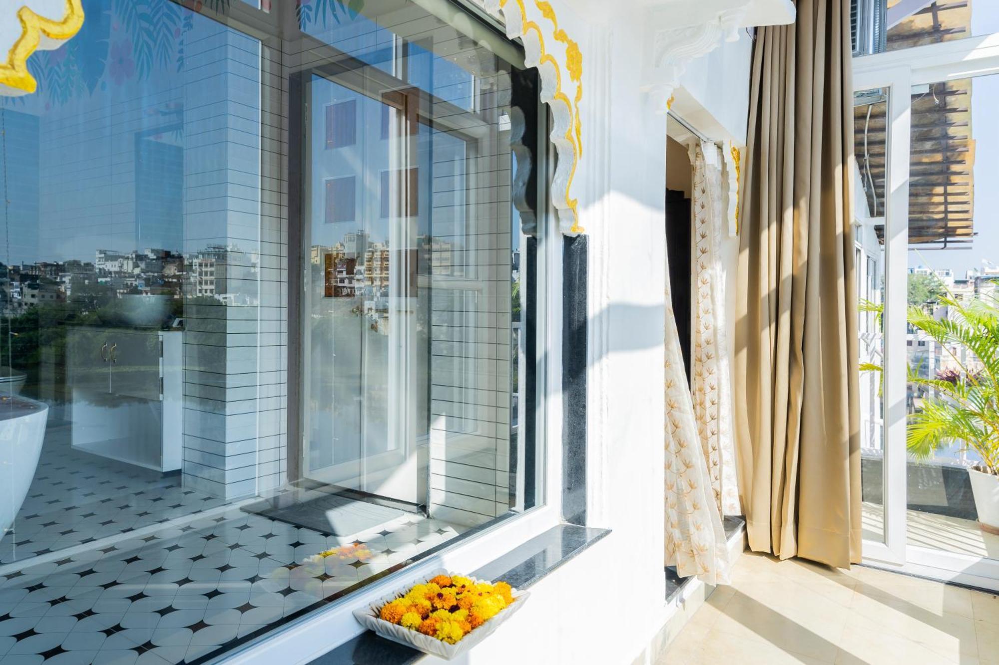 Natural Lake View Hotel Удайпур Екстериор снимка