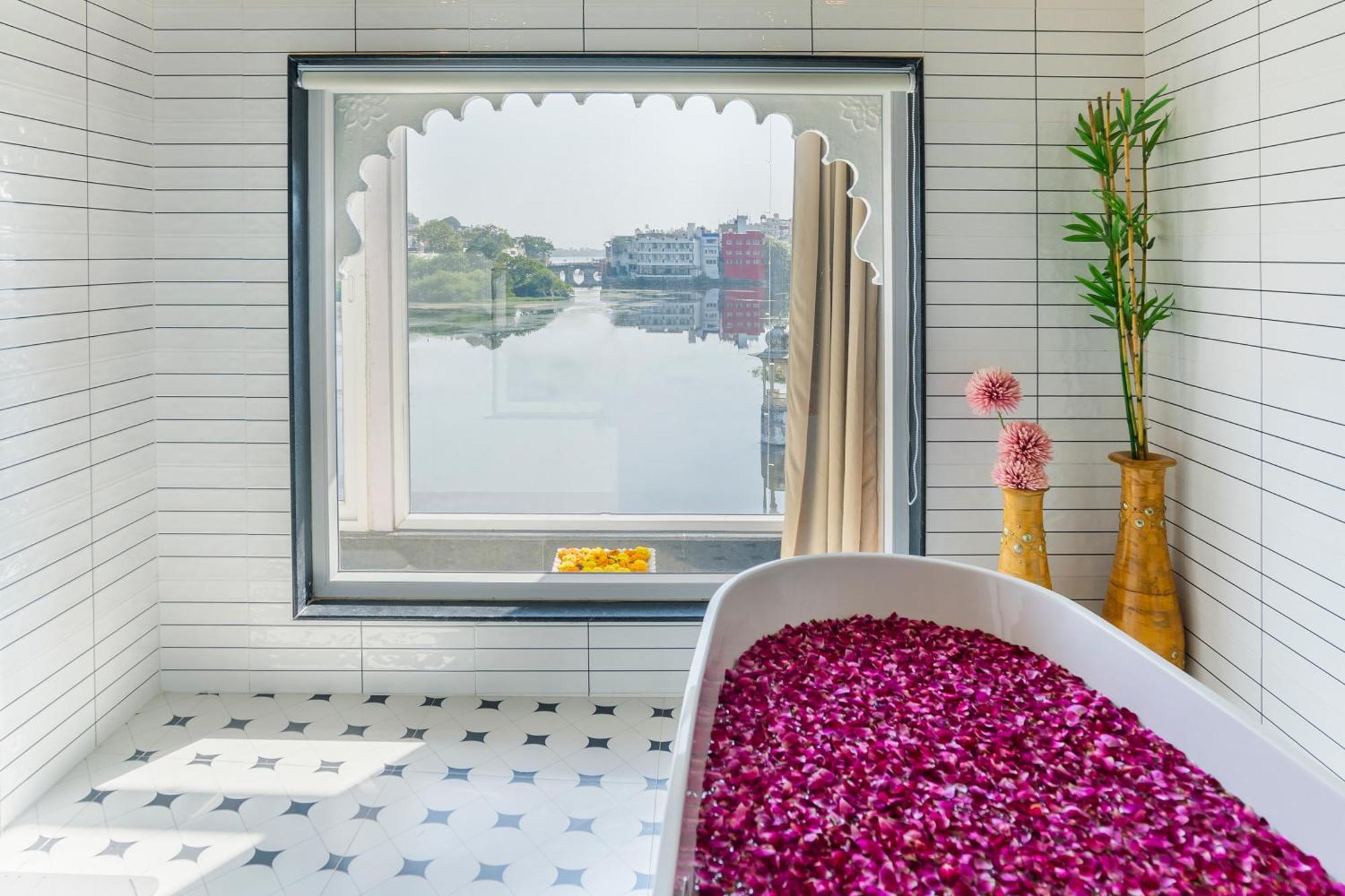 Natural Lake View Hotel Удайпур Екстериор снимка